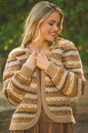 Strickjacke Damen im Jacquardmuster mit V - Ausschnitt - Blossom Hair & Fashion