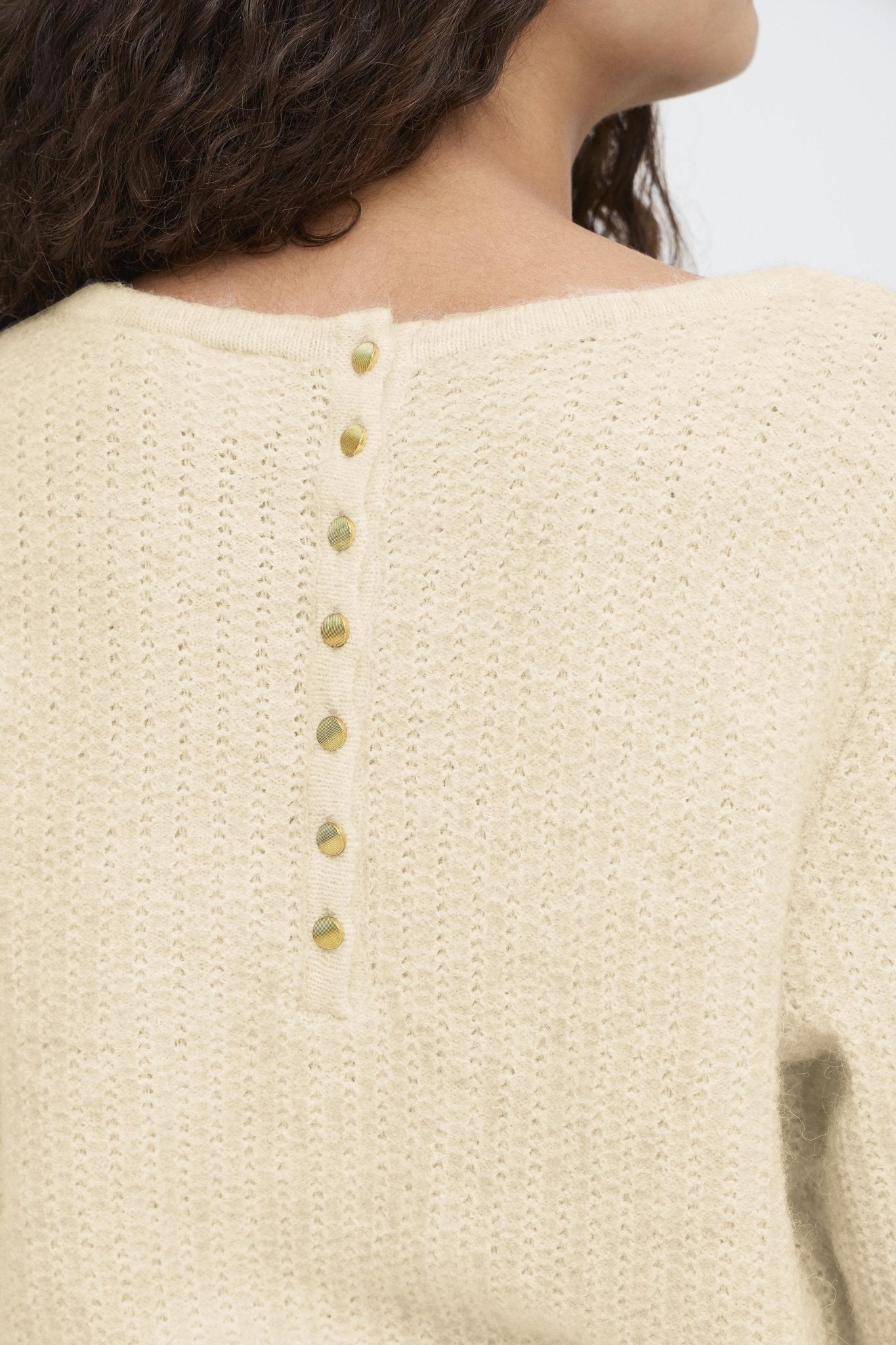 Strickpullover Beige mit Knopfleiste hinten - Blossom Hair & Fashion