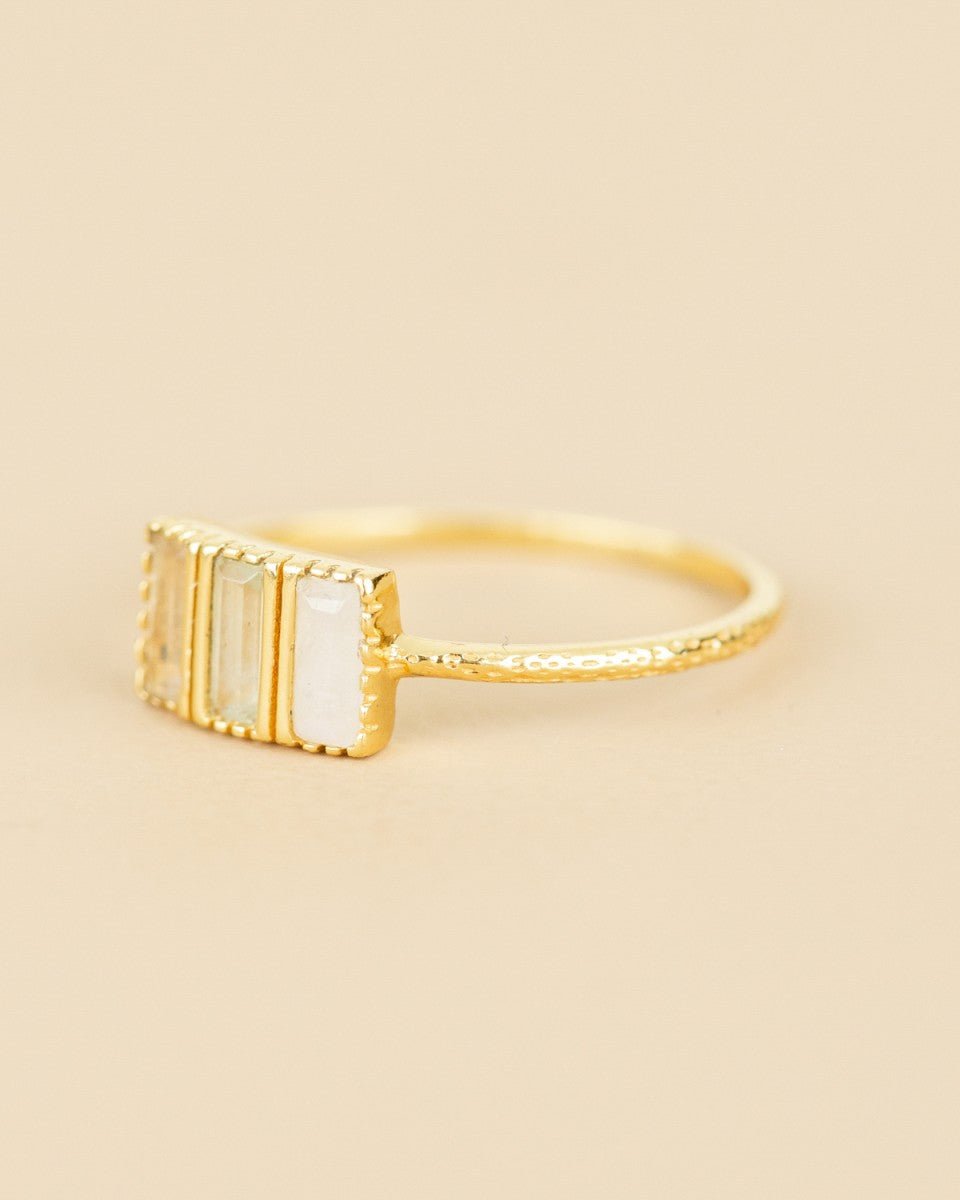 Vergoldeter Ring mit drei weißen Mondsteinen - Blossom Hair & Fashion
