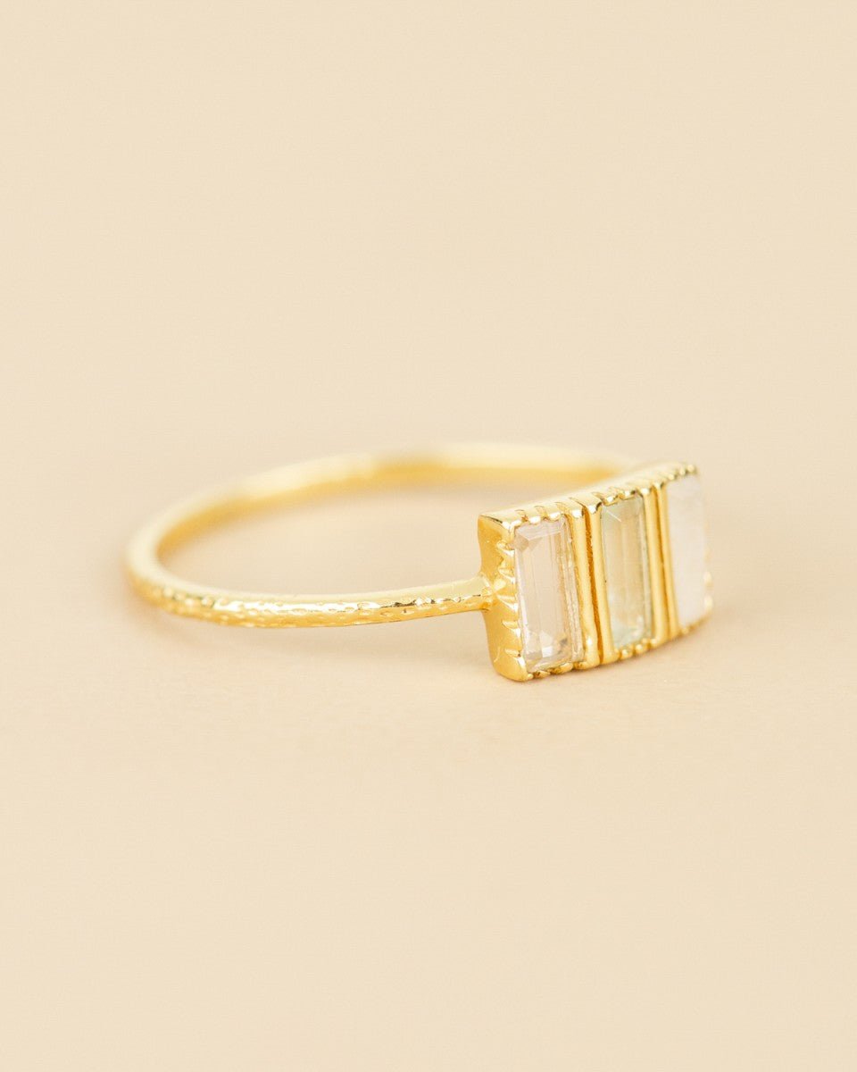 Vergoldeter Ring mit drei weißen Mondsteinen - Blossom Hair & Fashion