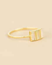 Vergoldeter Ring mit drei weißen Mondsteinen - Blossom Hair & Fashion