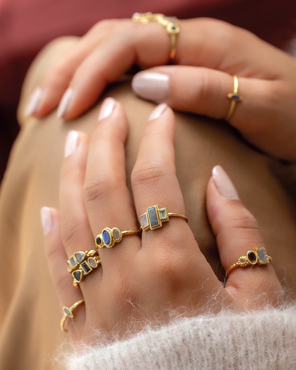 Vergoldeter Ring mit Labradorit – Ausdrucksstarke Eleganz - Blossom Hair & Fashion