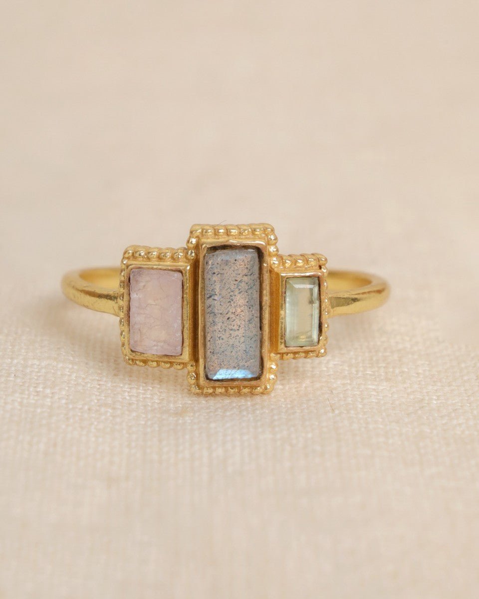 Vergoldeter Ring mit Labradorit – Ausdrucksstarke Eleganz - Blossom Hair & Fashion