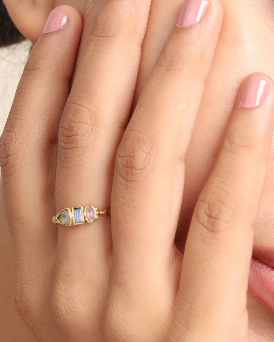 Vergoldeter Ring mit Labradorit – Eleganz in Naturtönen - Blossom Hair & Fashion