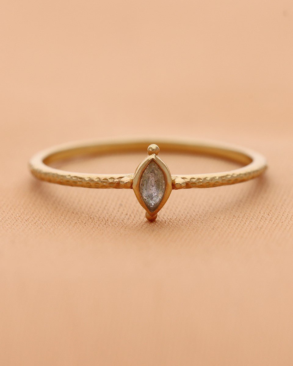 Vergoldeter Ring mit Labradorit – Zarte Eleganz für Deinen Stil - Blossom Hair & Fashion
