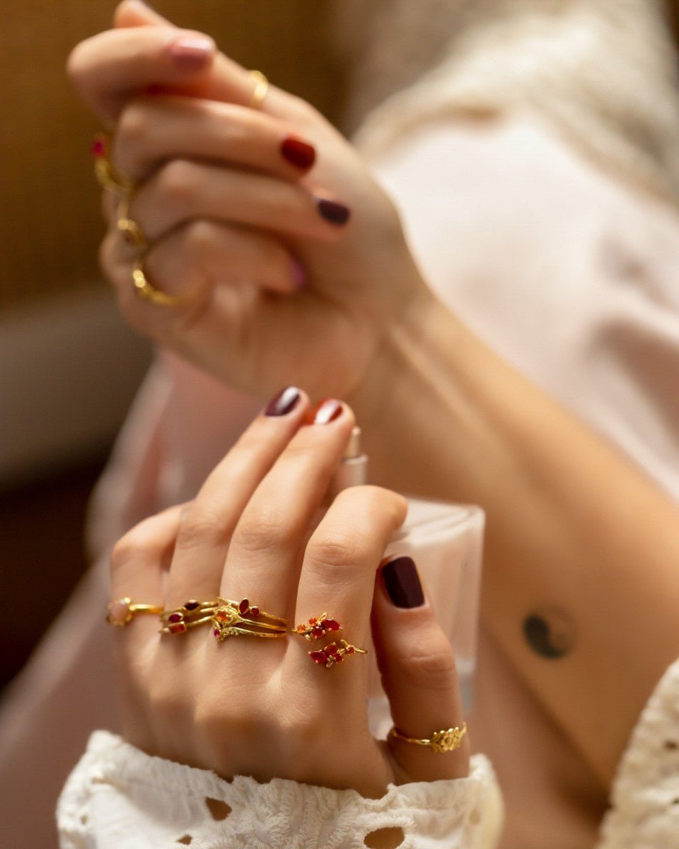 Vergoldeter Ring mit Rubin & rotem Achat – Strahlende Eleganz - Blossom Hair & Fashion