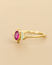 Vergoldeter Ring mit Rubin und mintfarbenen Details - Blossom Hair & Fashion