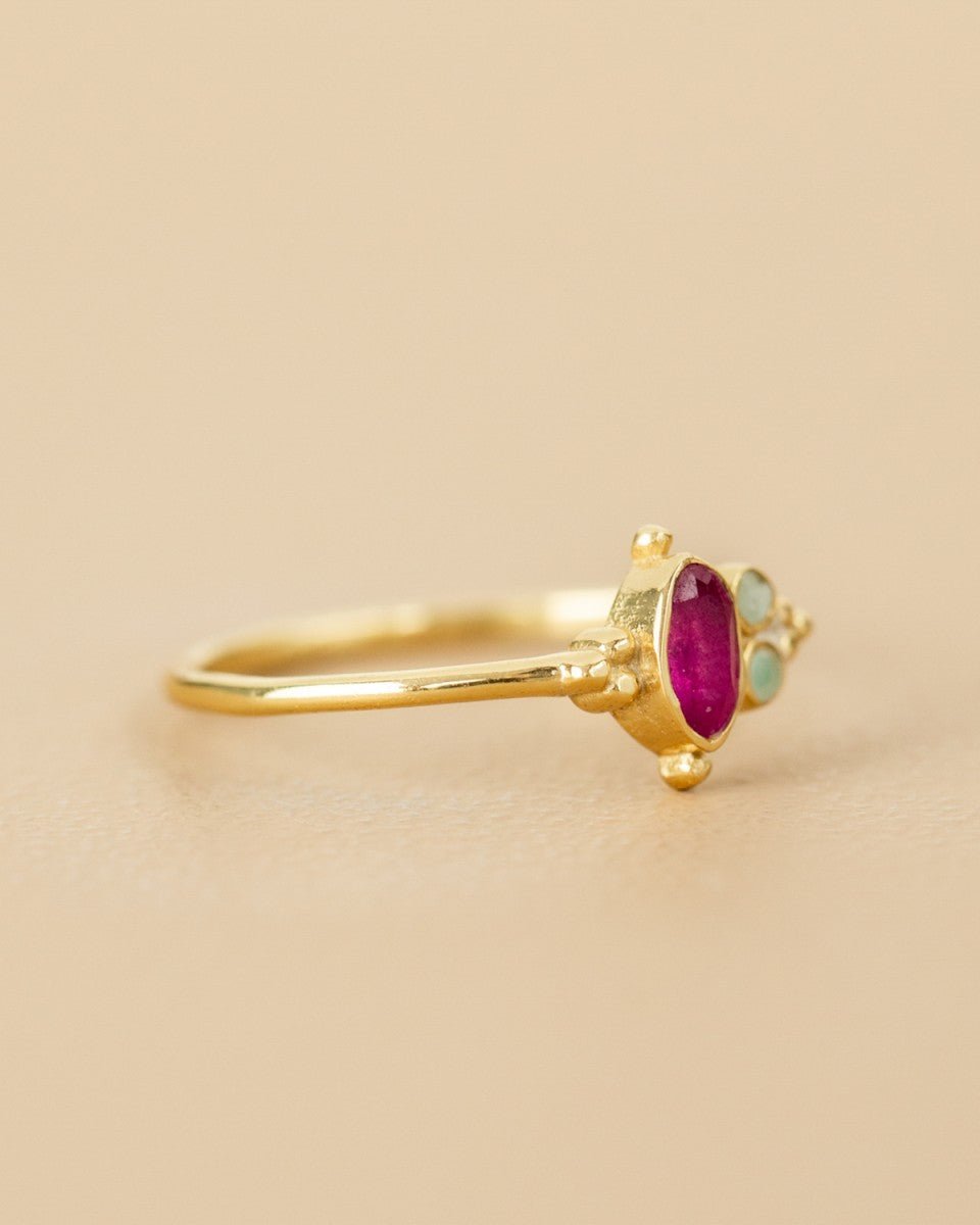 Vergoldeter Ring mit Rubin und mintfarbenen Details - Blossom Hair & Fashion