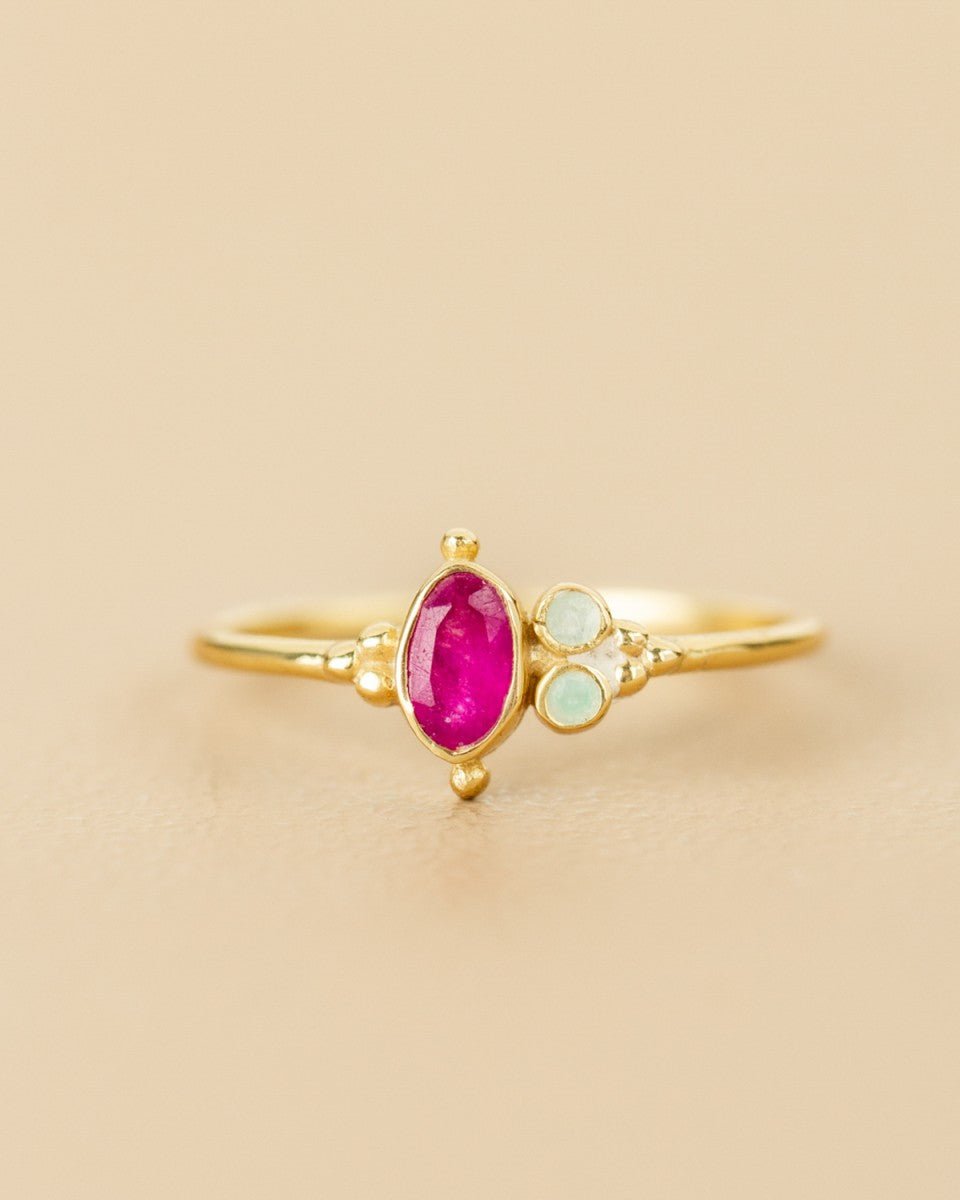 Vergoldeter Ring mit Rubin und mintfarbenen Details - Blossom Hair & Fashion