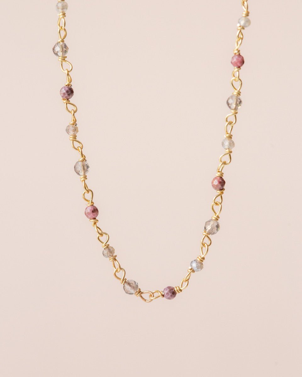 Vergoldetes Collier mit Rhodonit – Zarte Eleganz für Deinen Look - Blossom Hair & Fashion