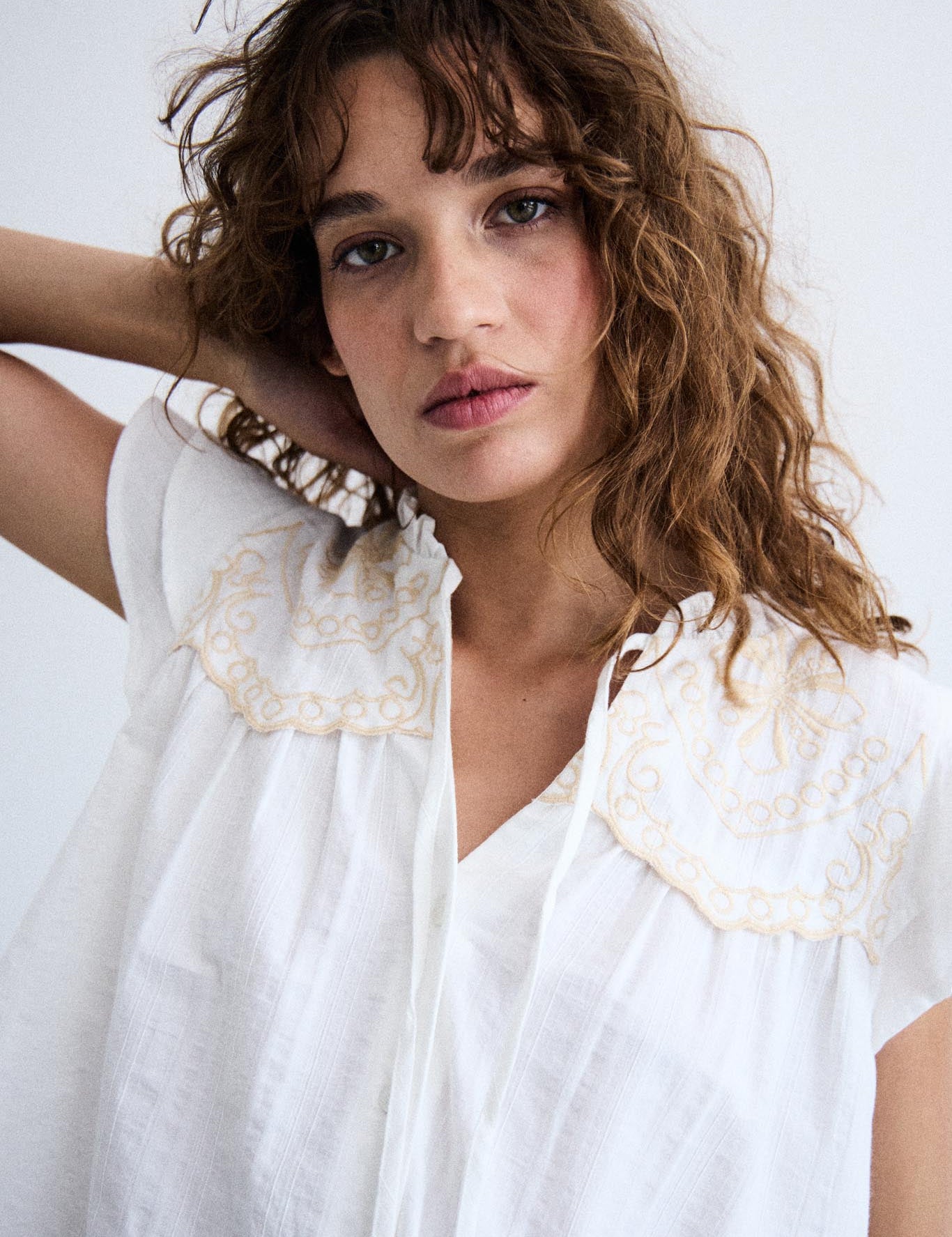 Weiße Bluse aus Baumwolle mit Stickereien – Feminine Eleganz für jeden Tag - Blossom Hair & Fashion