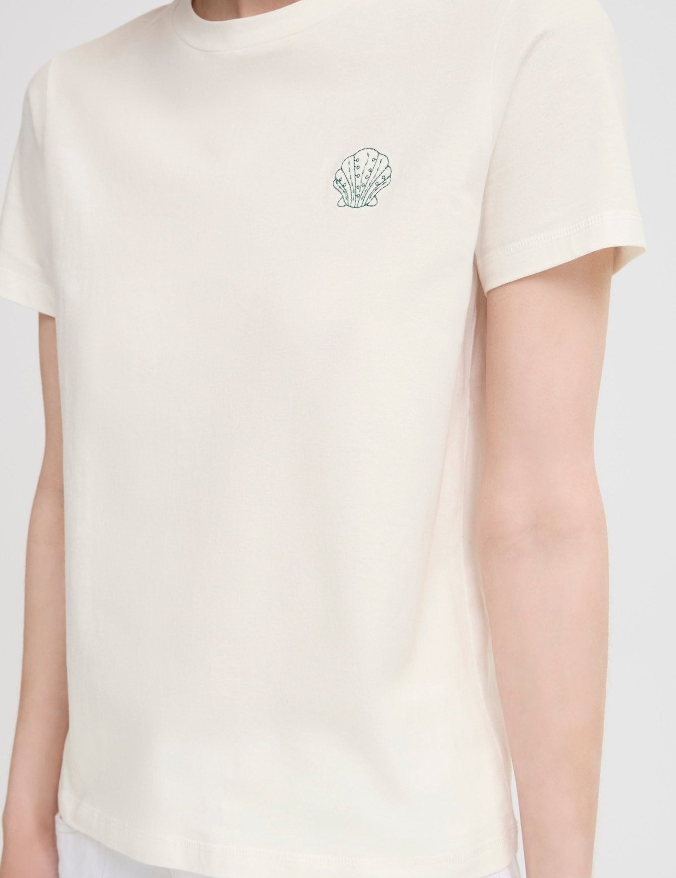 Weißes T-Shirt aus Baumwolle mit Muschel - Stickerei - Blossom Hair & Fashion