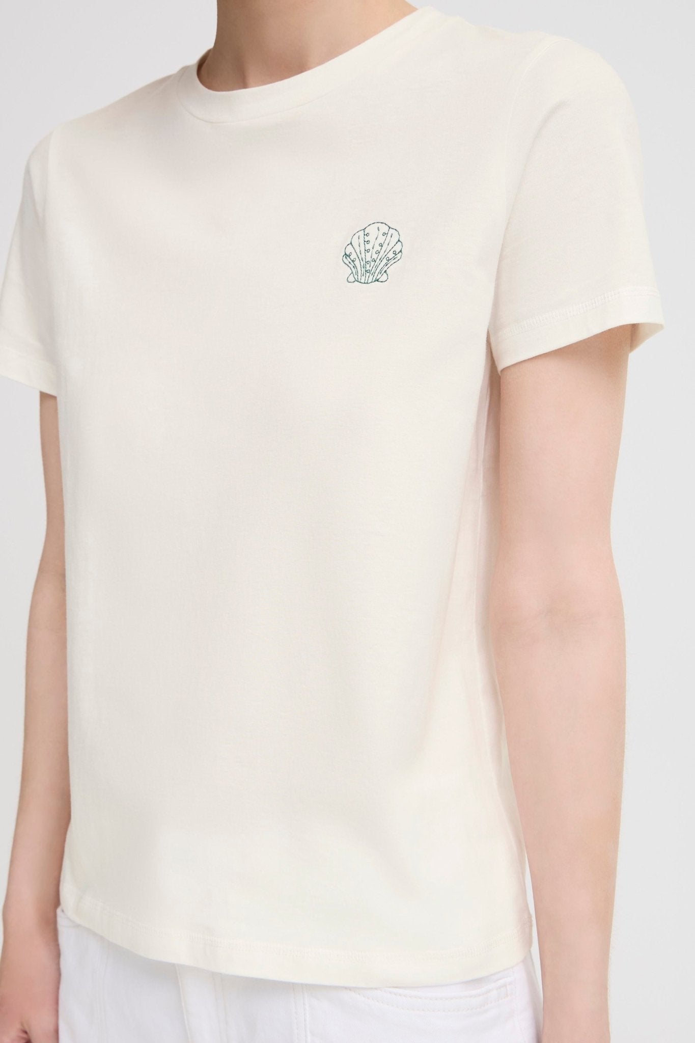 Weißes T-Shirt aus Bio - Baumwolle mit Muschel - Stickerei - Blossom Hair & Fashion