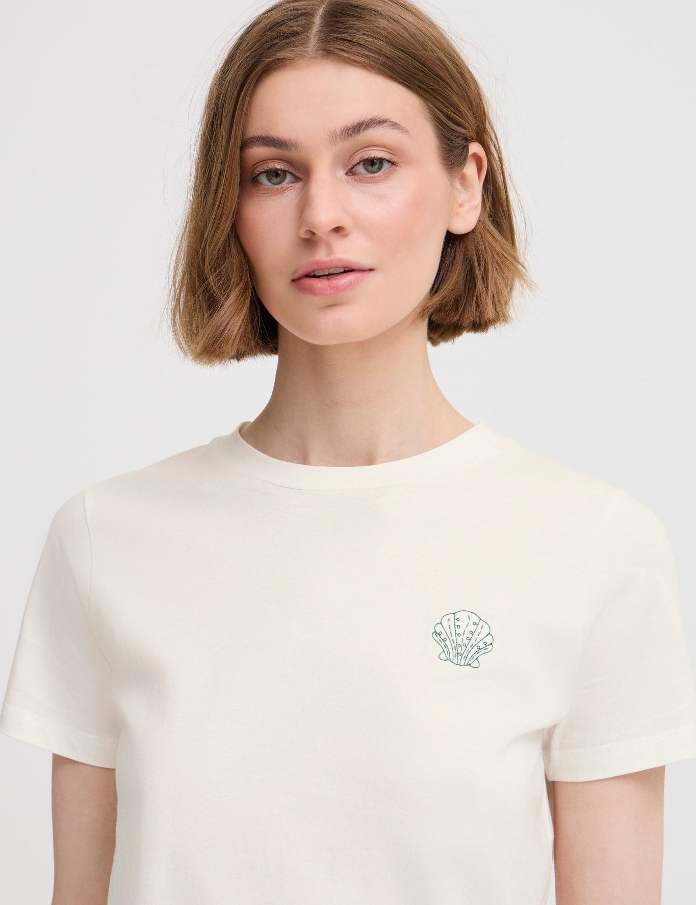 Weißes T-Shirt aus Bio - Baumwolle mit Muschel - Stickerei - Blossom Hair & Fashion