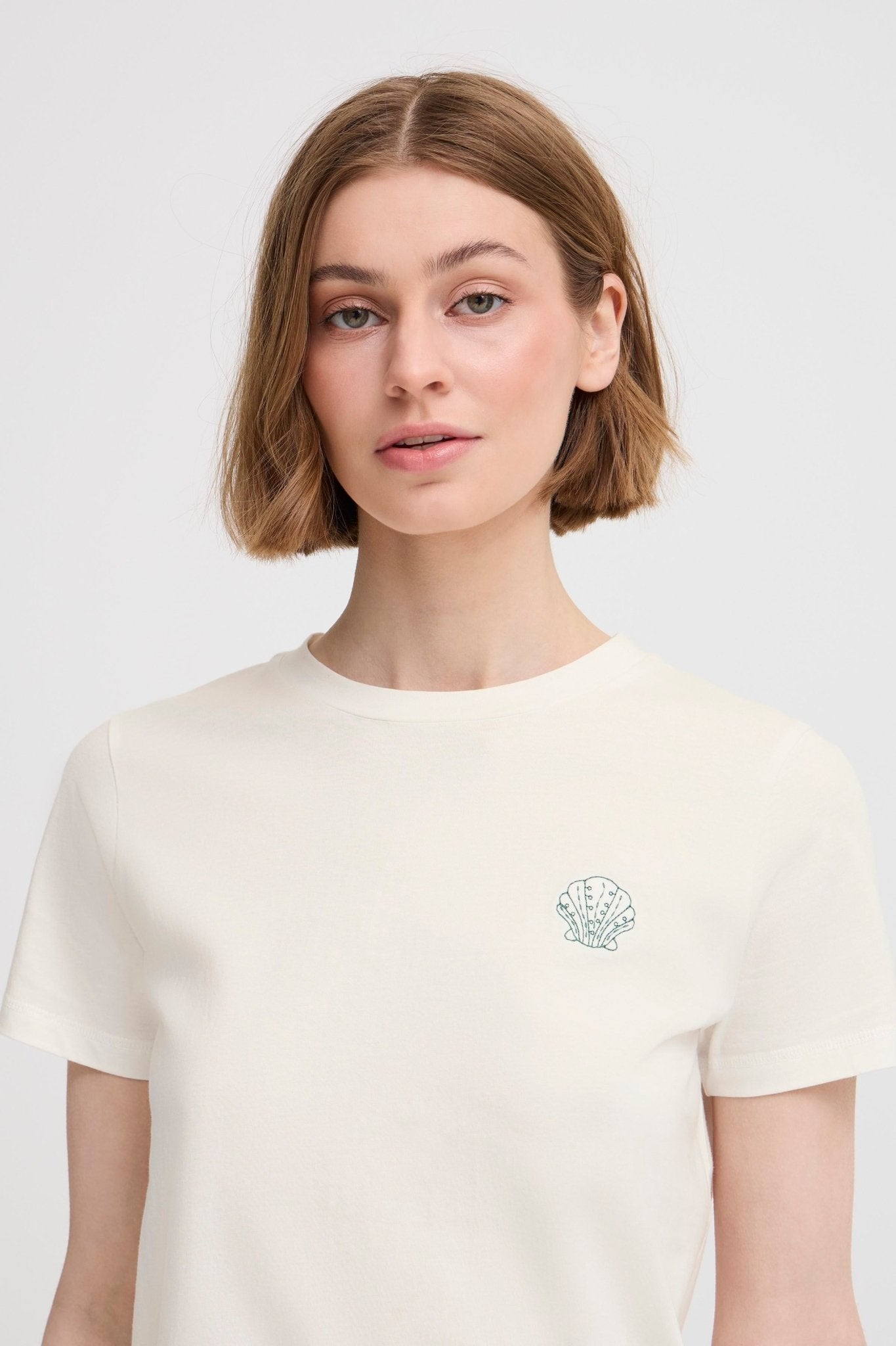 Weißes T-Shirt aus Bio - Baumwolle mit Muschel - Stickerei - Blossom Hair & Fashion