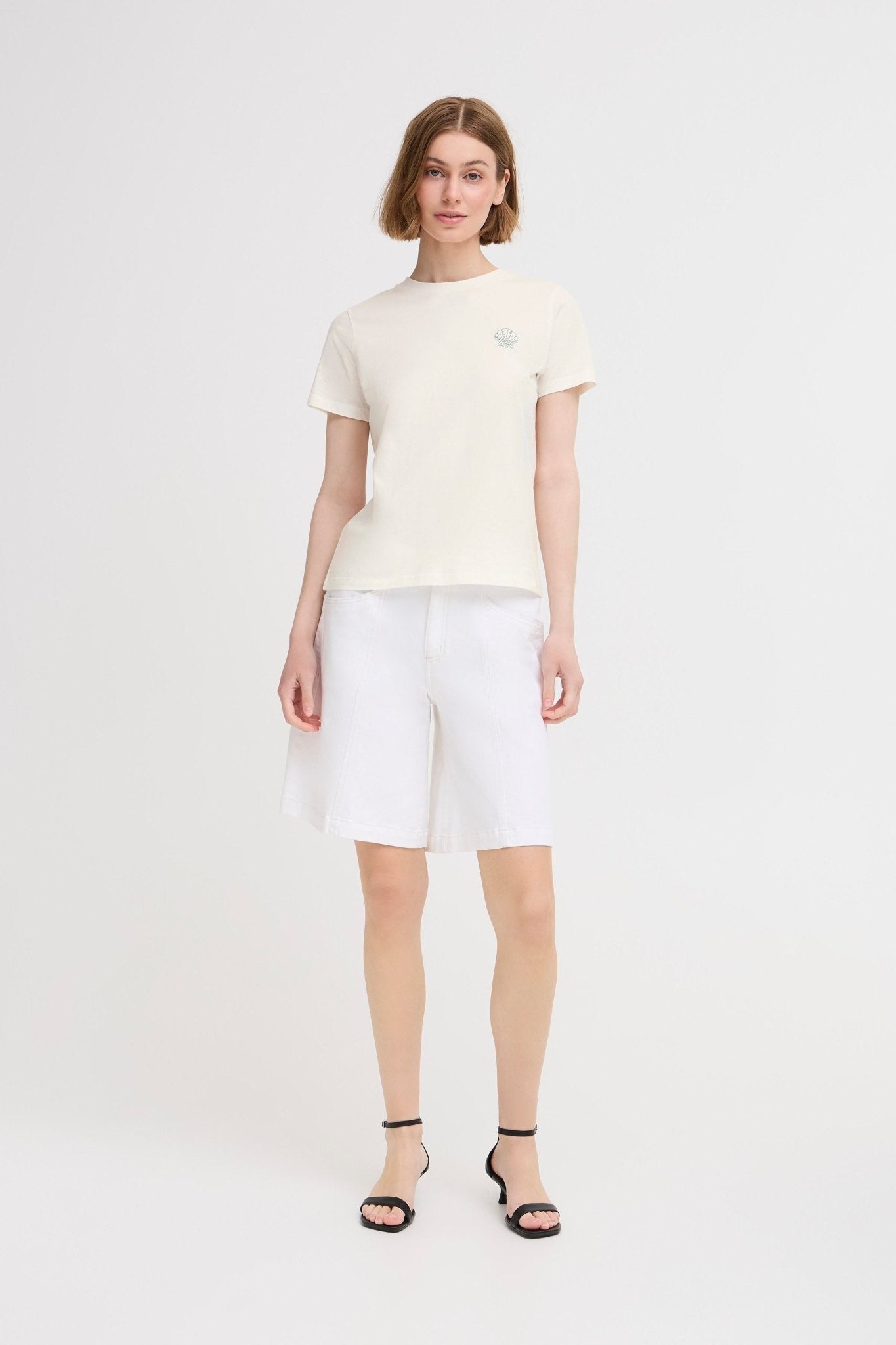 Weißes T-Shirt aus Bio - Baumwolle mit Muschel - Stickerei - Blossom Hair & Fashion