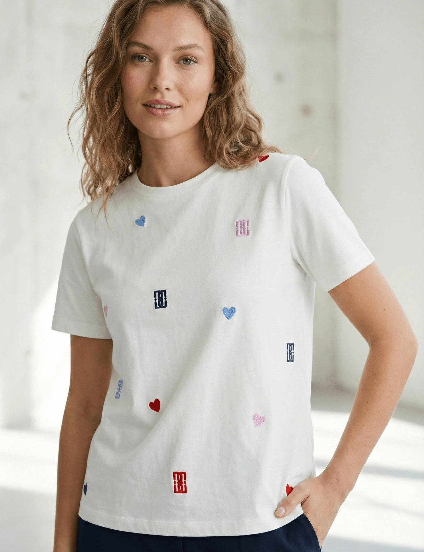 Weißes T Shirt mit bunter Stickerei und Herzmotiven - Blossom Hair & Fashion