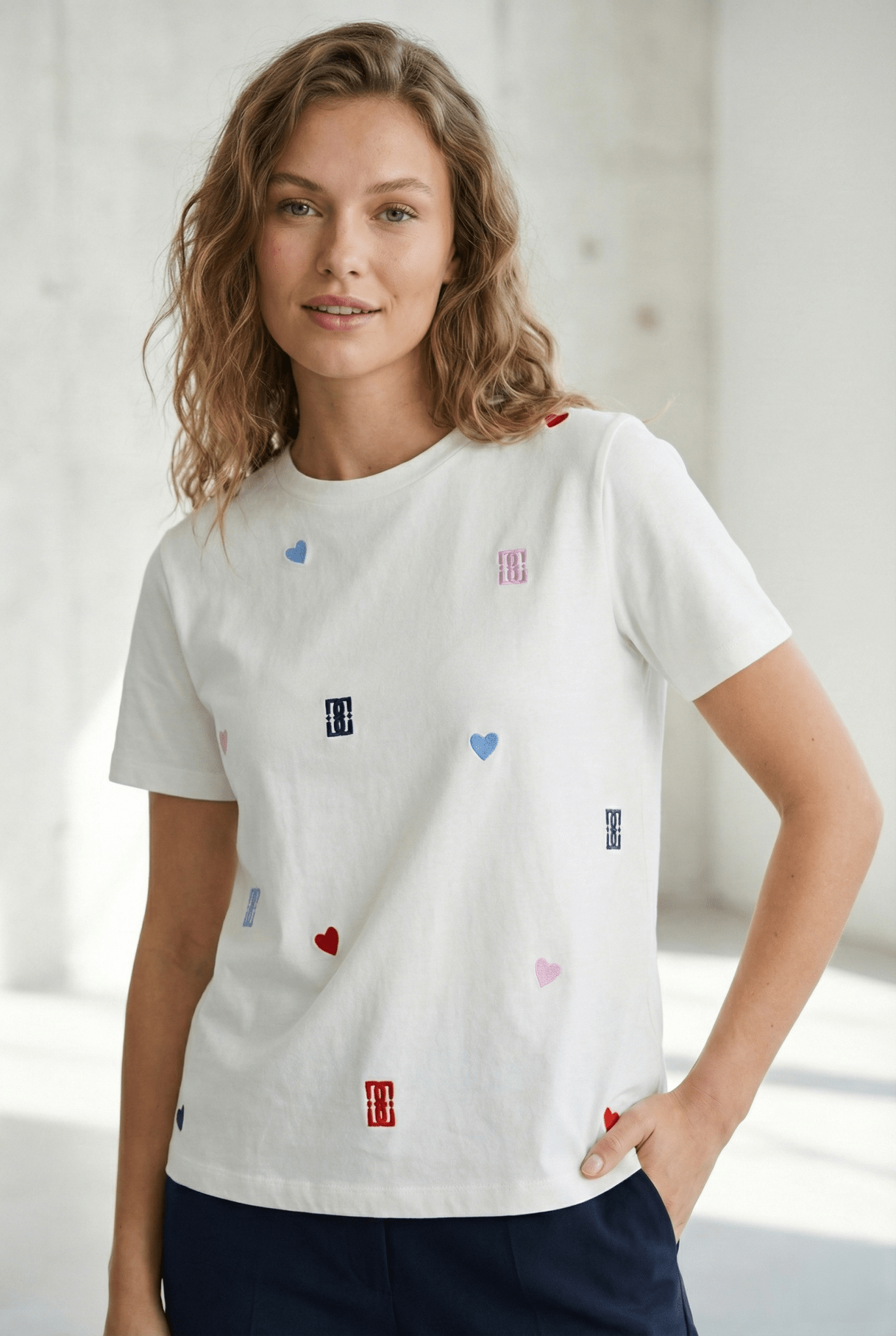 Weißes T Shirt mit bunter Stickerei und Herzmotiven - Blossom Hair & Fashion