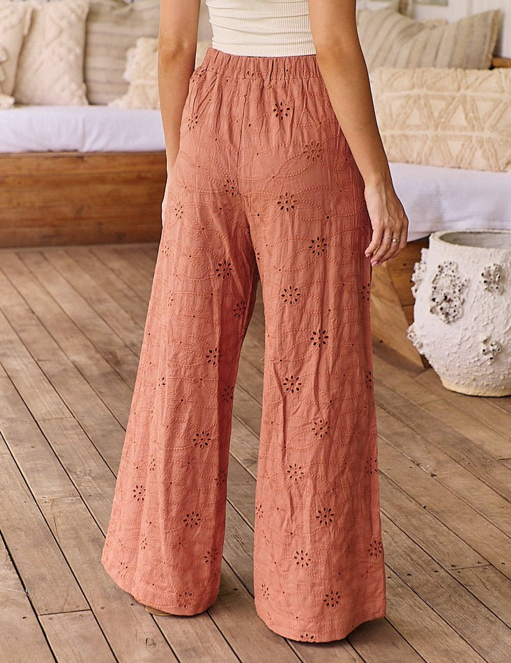Weite Baumwollhose mit Stickerei – Boho - Chic für den Sommer - Blossom Hair & Fashion