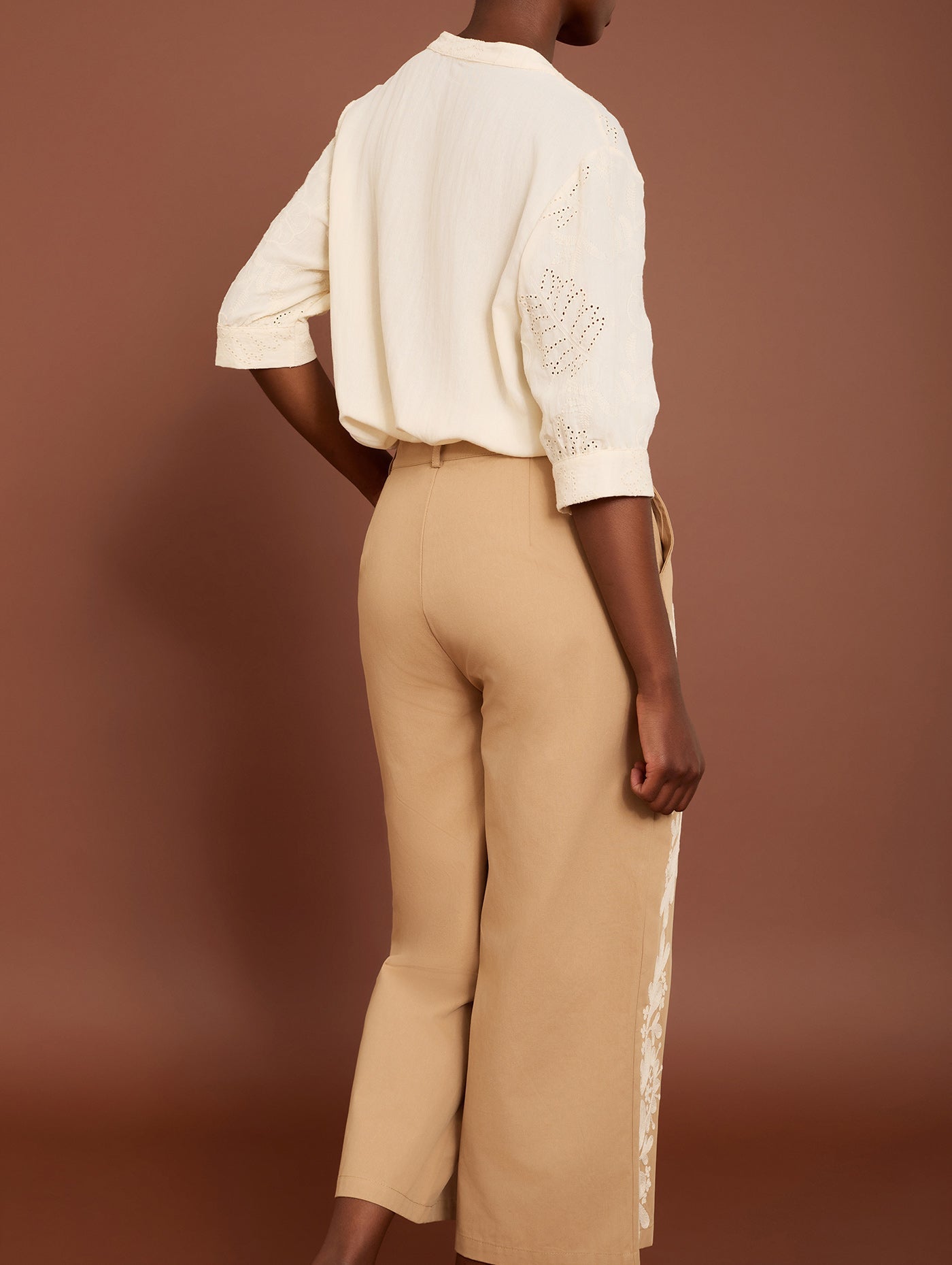Weite Baumwollhose mit Stickerei in Beige - Blossom Hair & Fashion