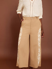 Weite Baumwollhose mit Stickerei in Beige - Blossom Hair & Fashion