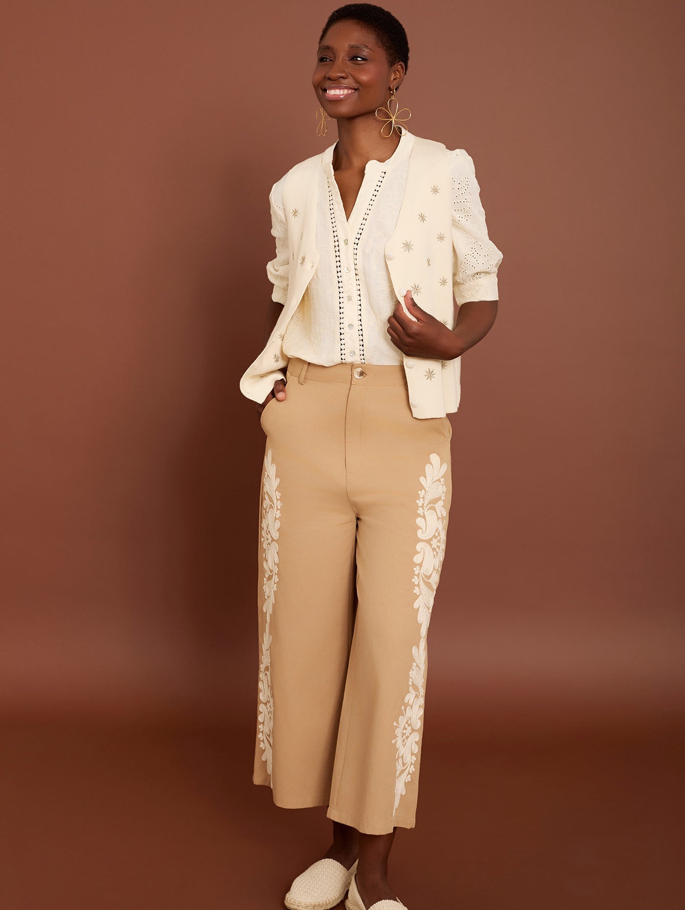 Weite Baumwollhose mit Stickerei in Beige - Blossom Hair & Fashion