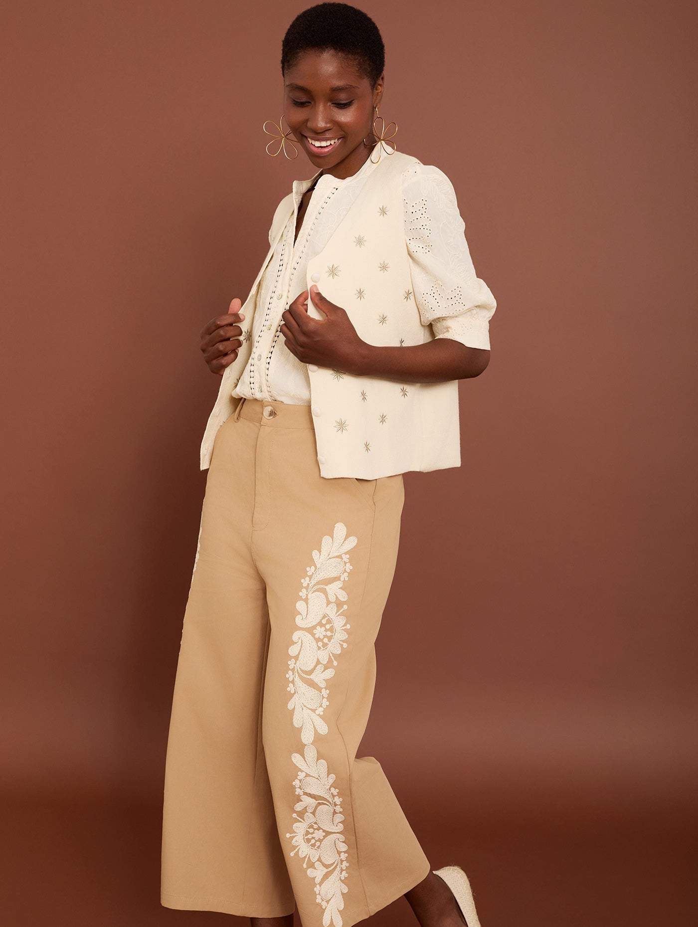Weite Baumwollhose mit Stickerei in Beige - Blossom Hair & Fashion
