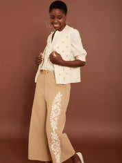 Weite Baumwollhose mit Stickerei in Beige - Blossom Hair & Fashion