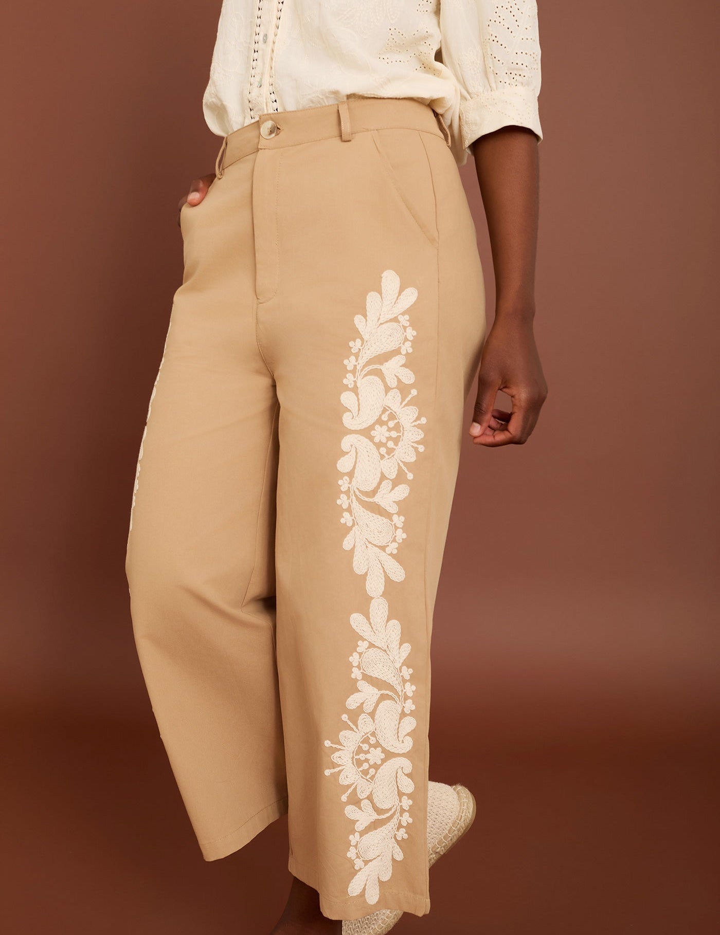 Weite Baumwollhose mit Stickerei in Beige - Blossom Hair & Fashion