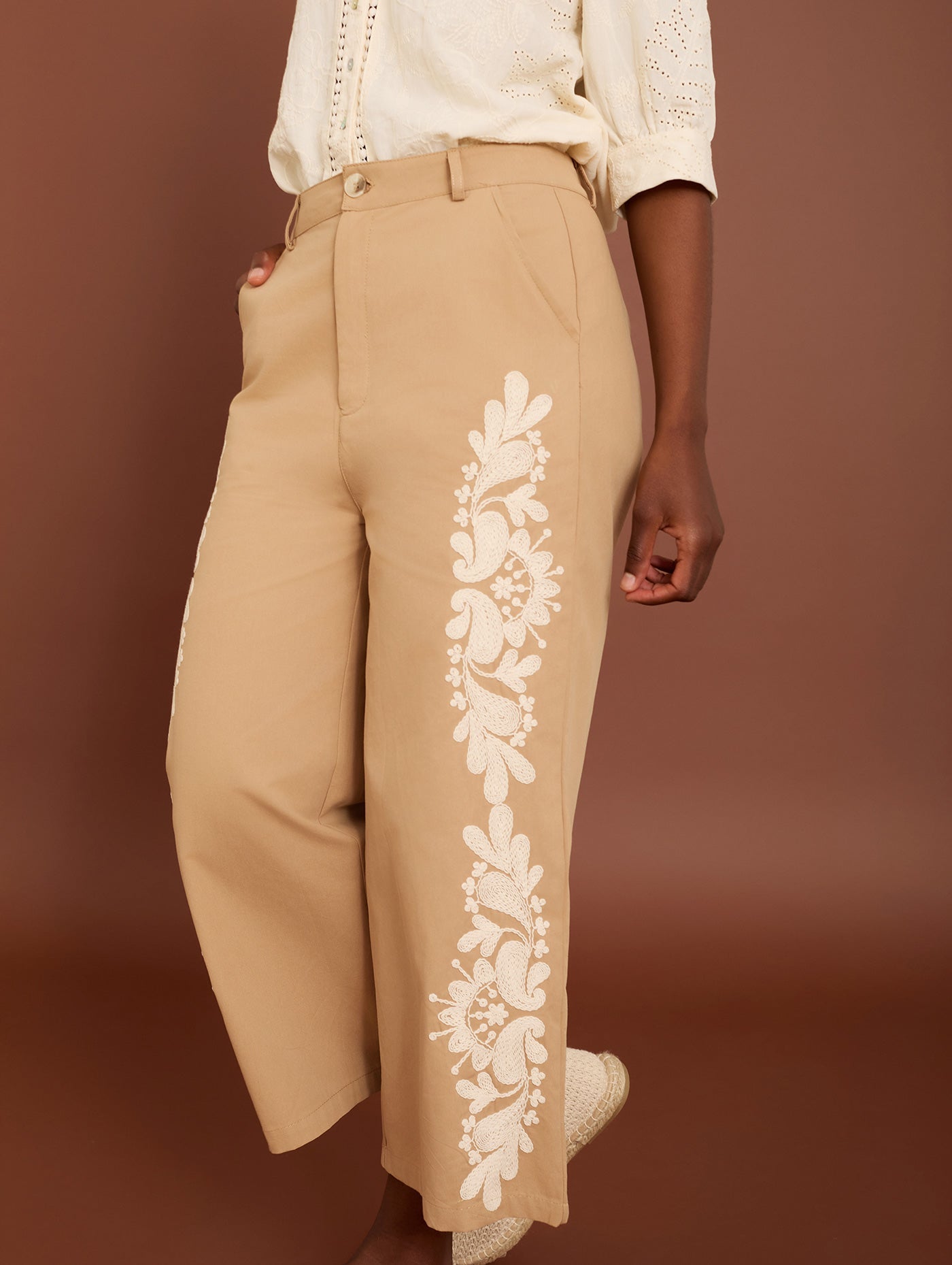 Weite Baumwollhose mit Stickerei in Beige - Blossom Hair & Fashion