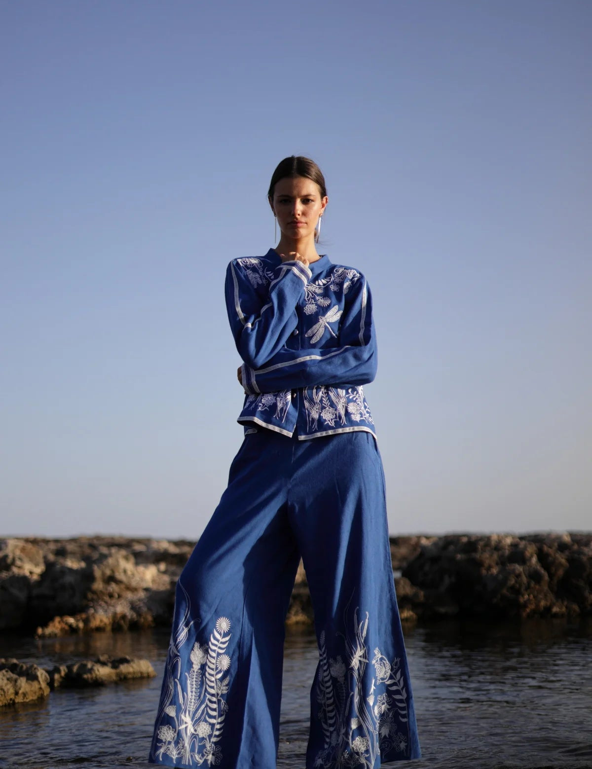 Weite Hose aus Baumwolle mit floraler Stickerei in Blau - Blossom Hair & Fashion