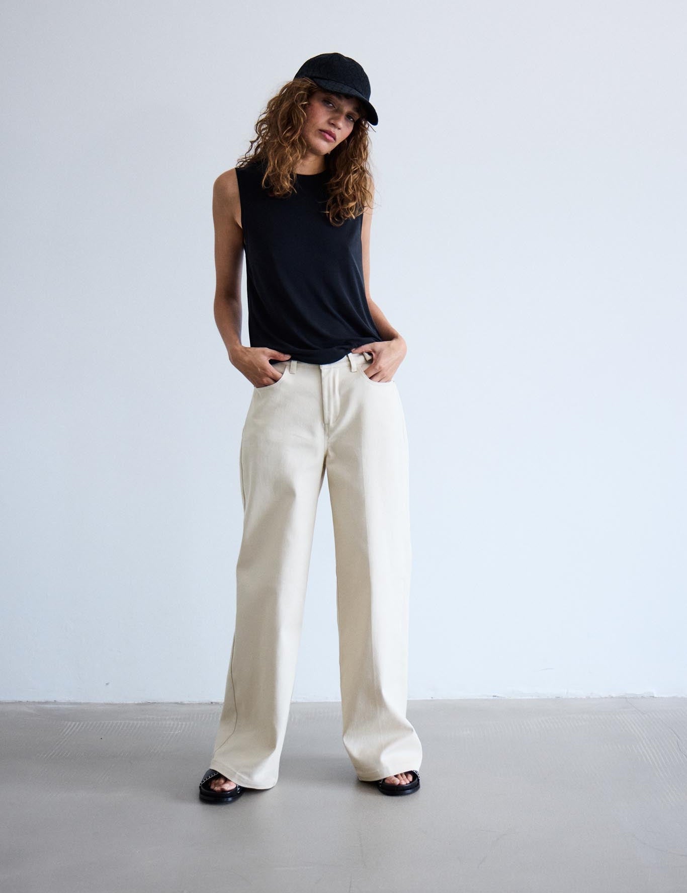 Weite Hose in Naturton mit High Waist - Blossom Hair & Fashion