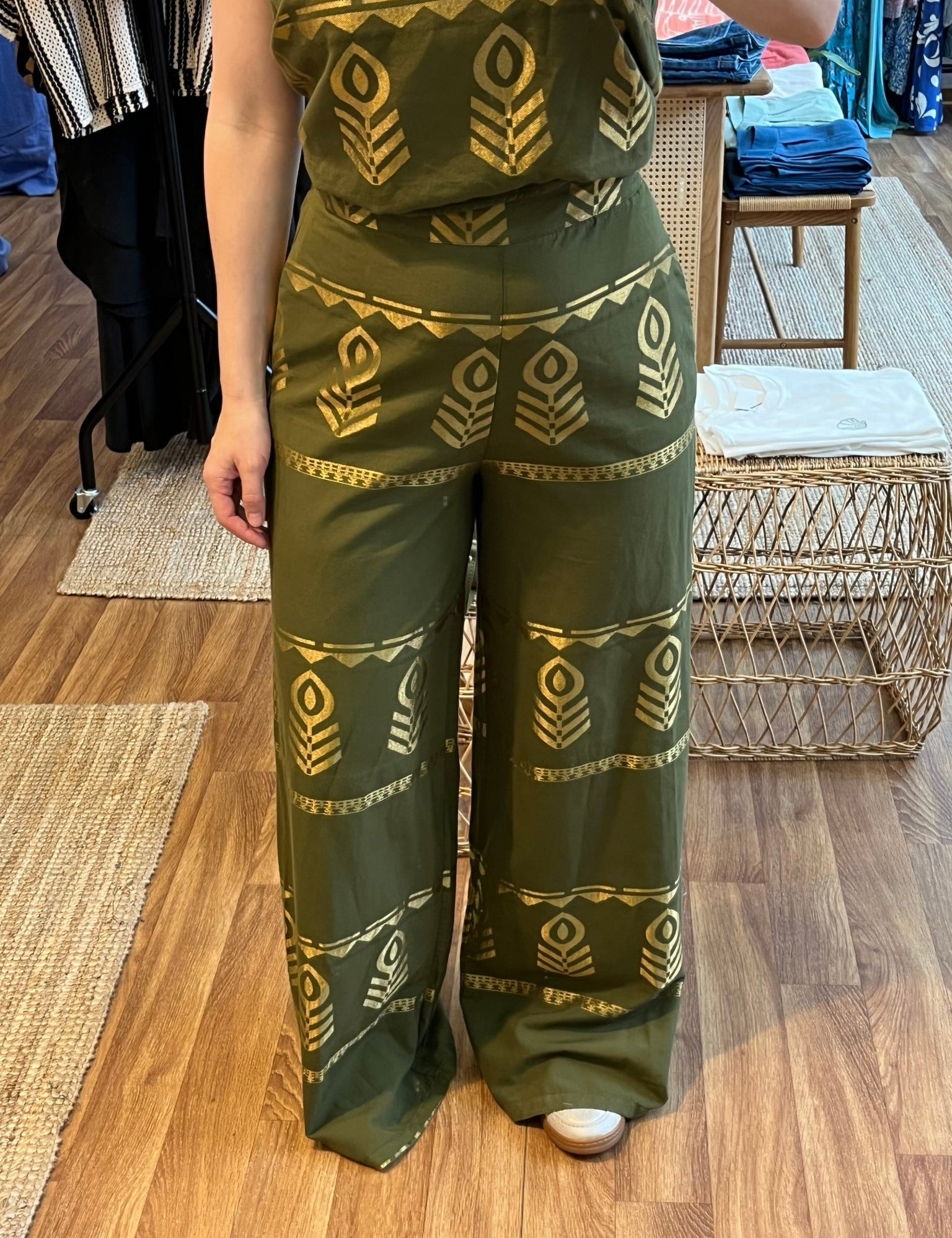 Weite Hose in Olivgrün mit Goldprint - Blossom Hair & Fashion
