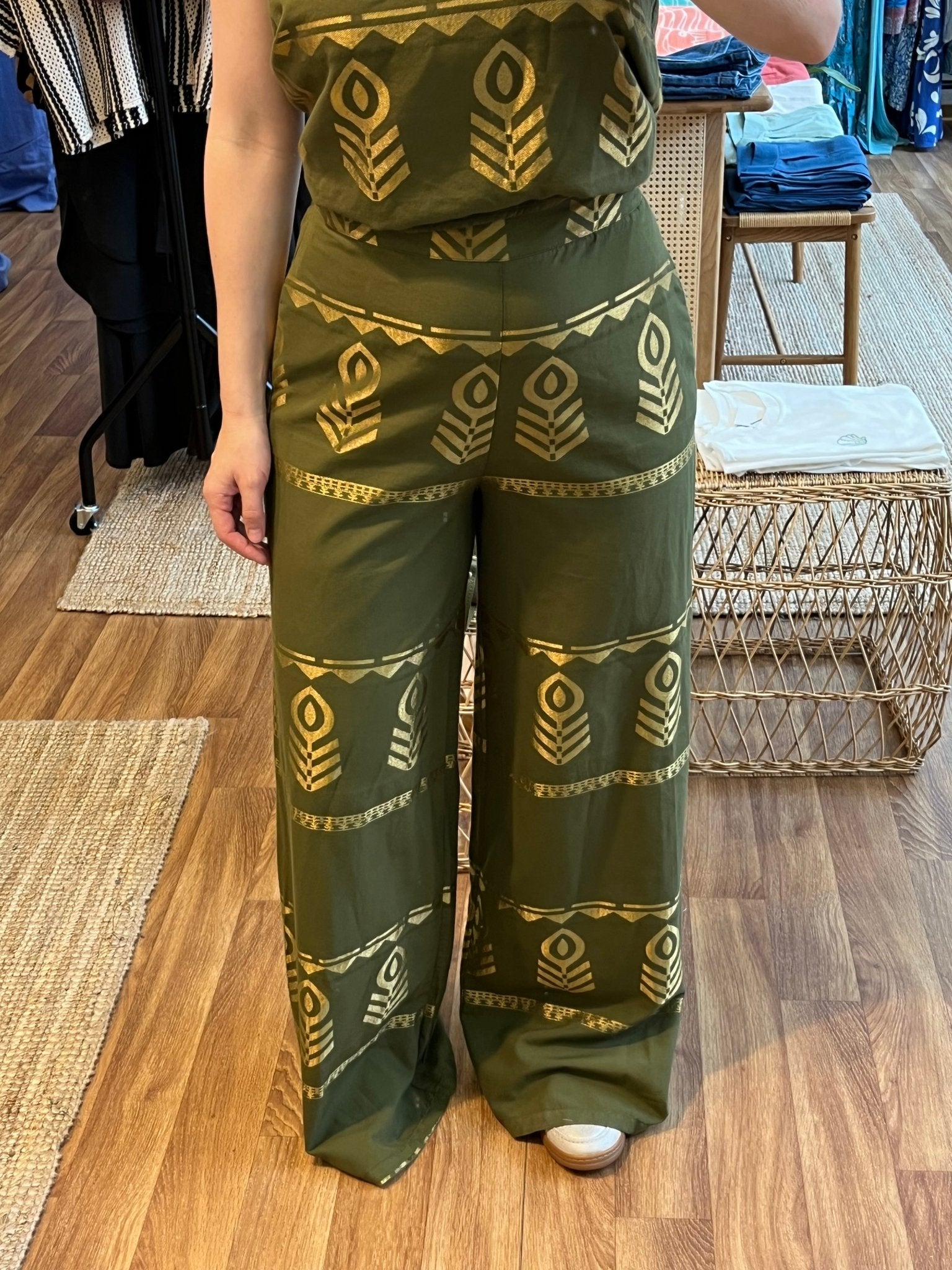 Weite Hose in Olivgrün mit Goldprint - Blossom Hair &amp; Fashion