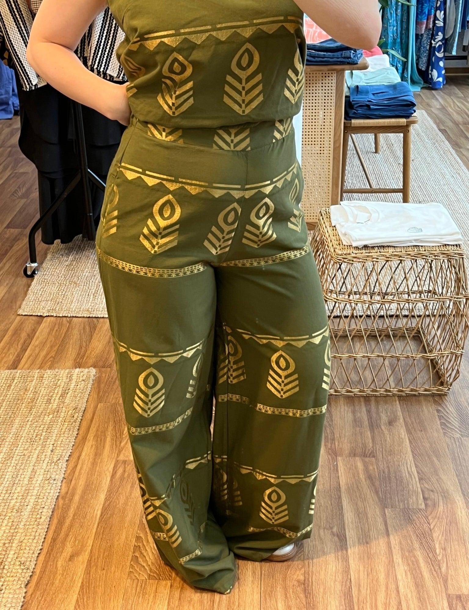 Weite Hose in Olivgrün mit Goldprint - Blossom Hair & Fashion