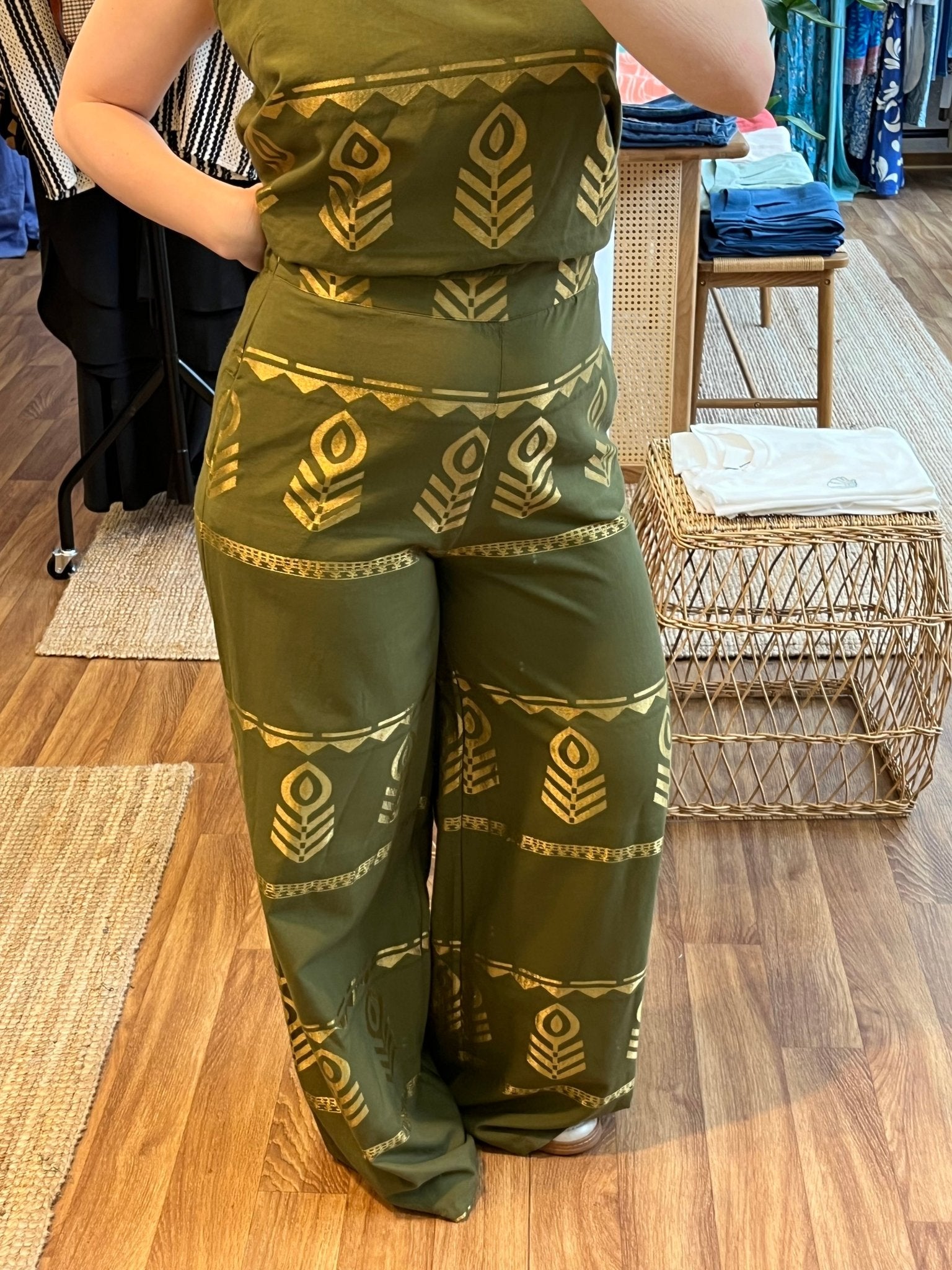 Weite Hose in Olivgrün mit Goldprint - Blossom Hair & Fashion