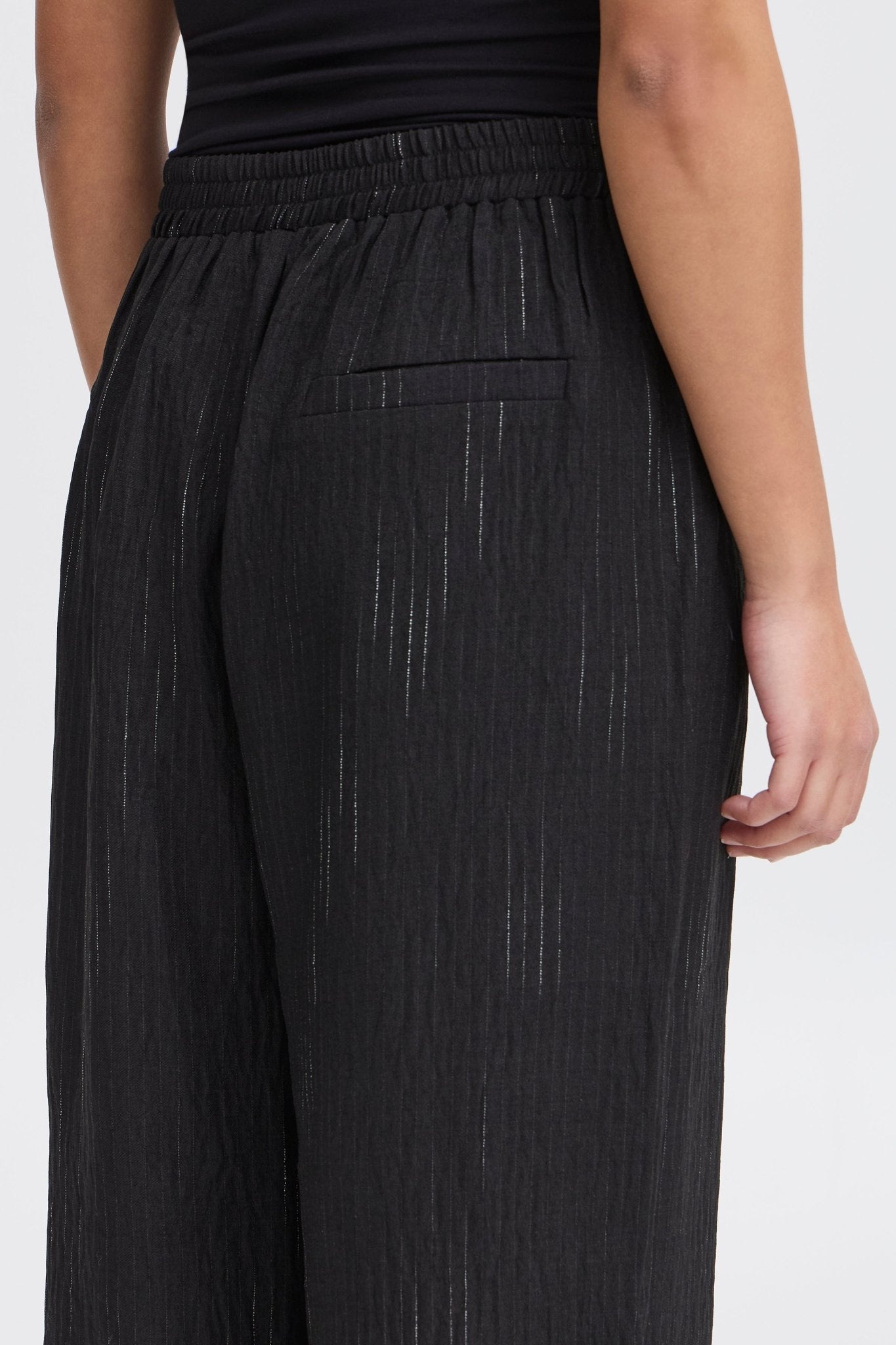 Weite Hose in Schwarz mit feiner Struktur - Blossom Hair & Fashion