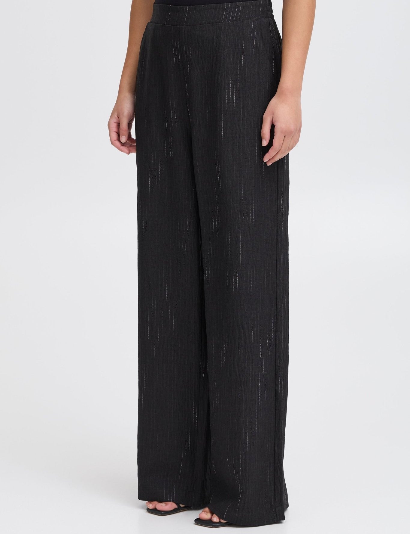 Weite Hose in Schwarz mit feiner Struktur - Blossom Hair & Fashion