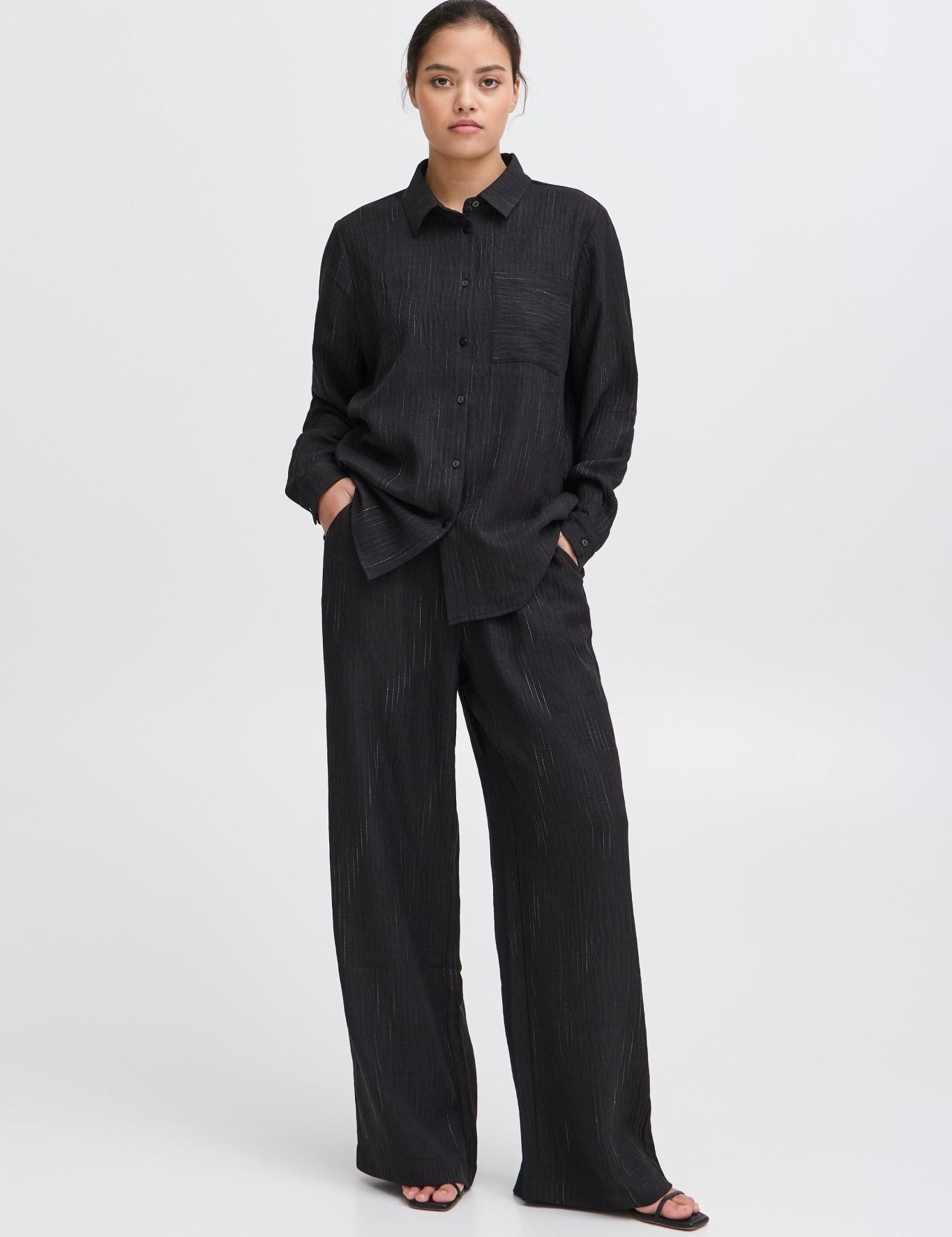 Weite Hose in Schwarz mit feiner Struktur - Blossom Hair & Fashion