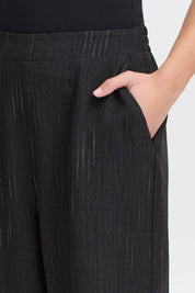 Weite Hose in Schwarz mit feiner Struktur - Blossom Hair & Fashion