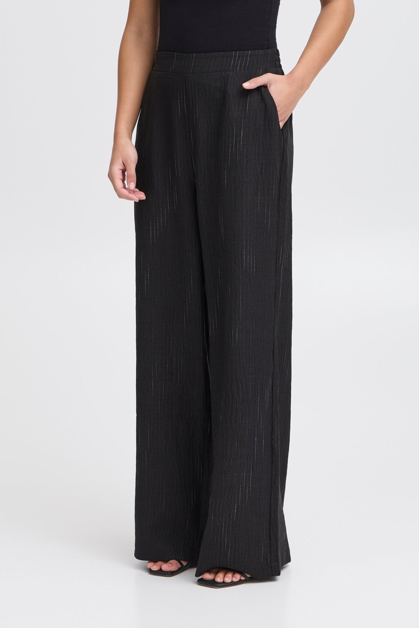 Weite Hose in Schwarz mit feiner Struktur - Blossom Hair & Fashion