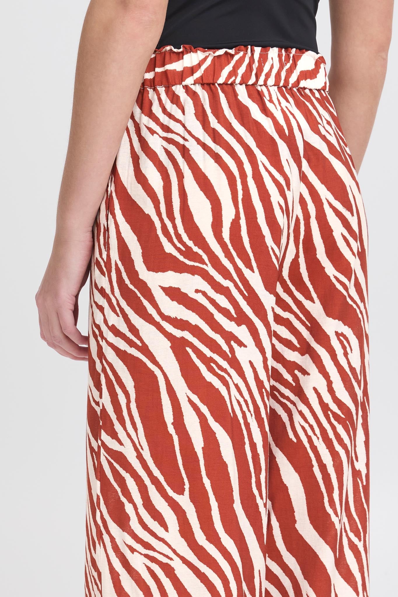 Weite Hose mit Animalprint und elastischem Bund - Blossom Hair & Fashion