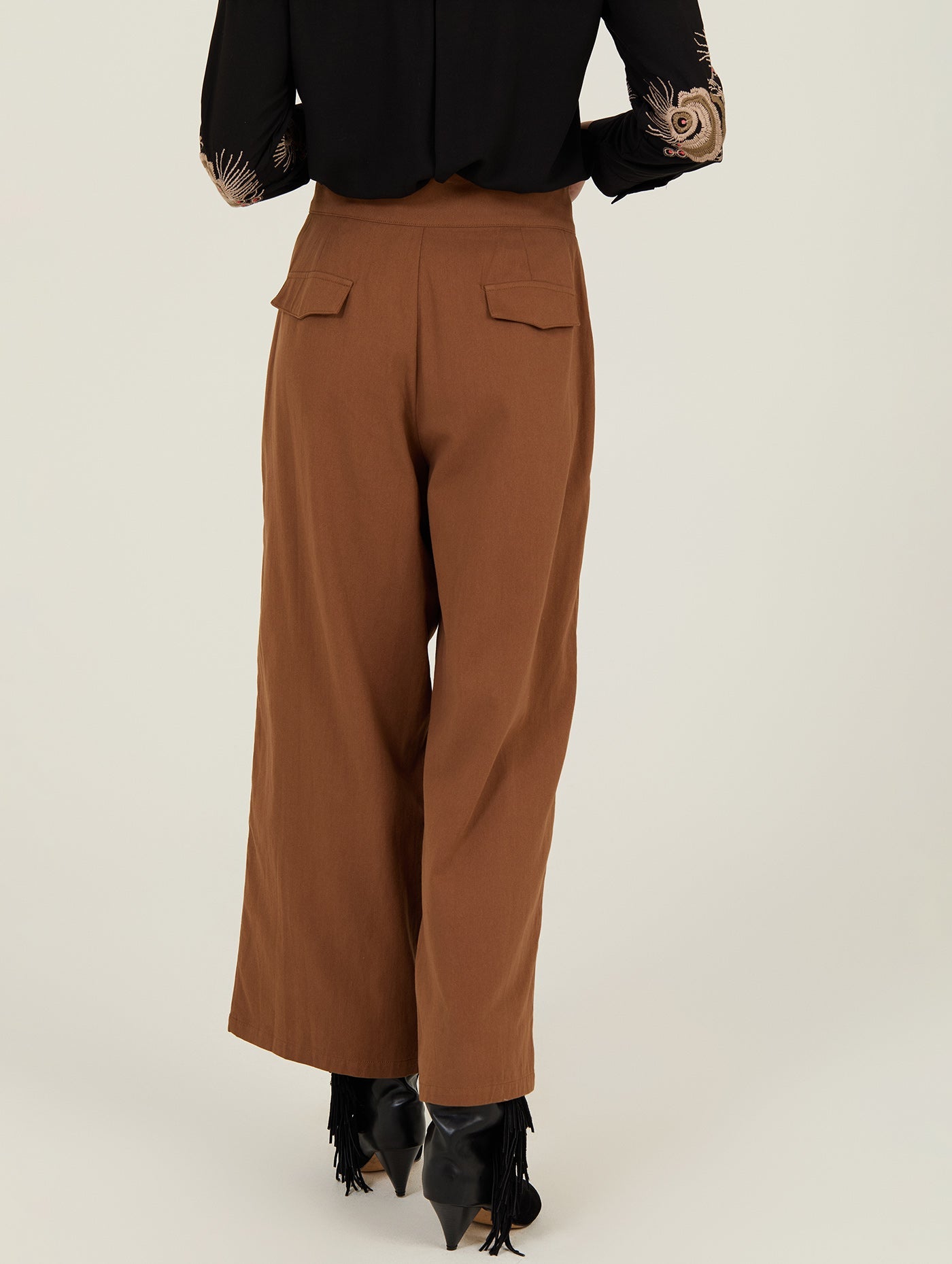 Weite Hose mit Bindegürtel und Ösen - Blossom Hair & Fashion