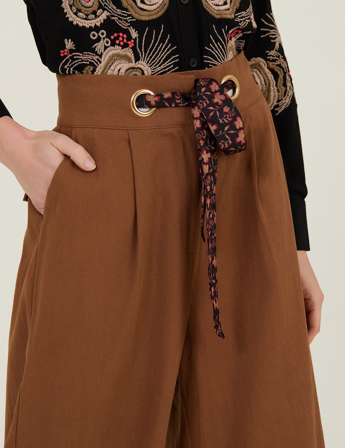 Weite Hose mit Bindegürtel und Ösen - Blossom Hair & Fashion