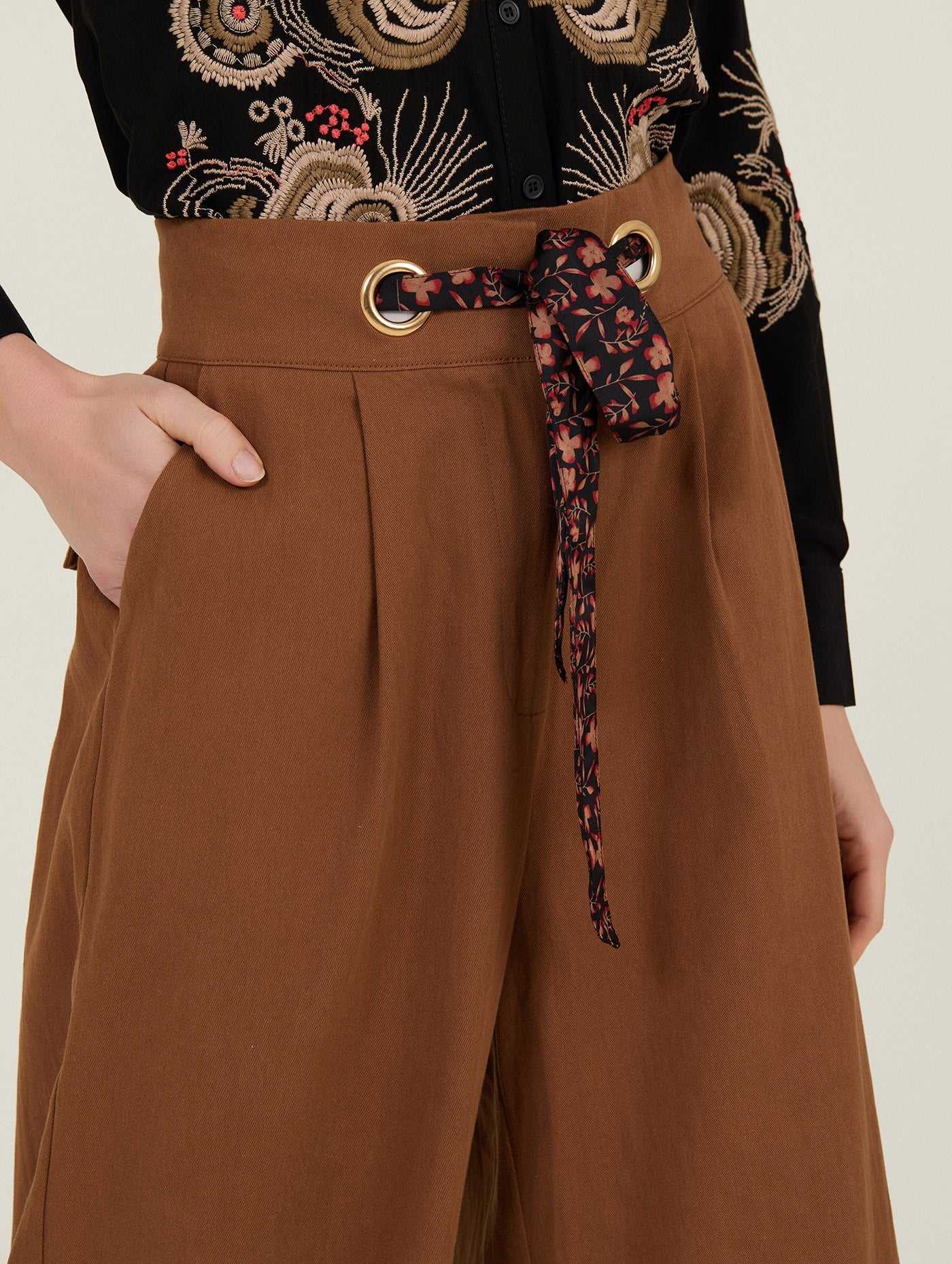 Weite Hose mit Bindegürtel und Ösen - Blossom Hair & Fashion