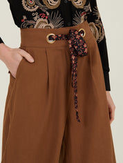 Weite Hose mit Bindegürtel und Ösen - Blossom Hair & Fashion