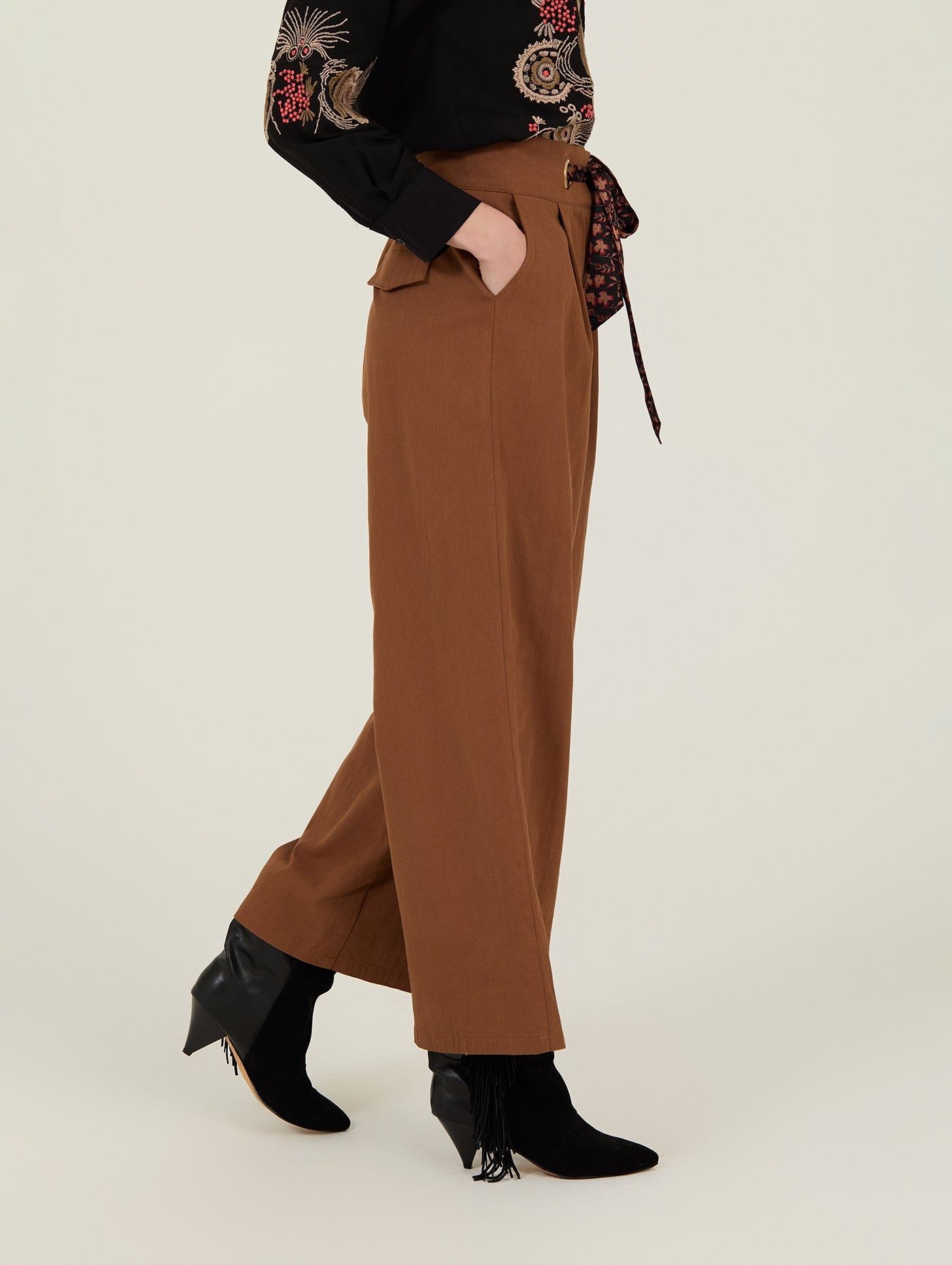 Weite Hose mit Bindegürtel und Ösen - Blossom Hair & Fashion