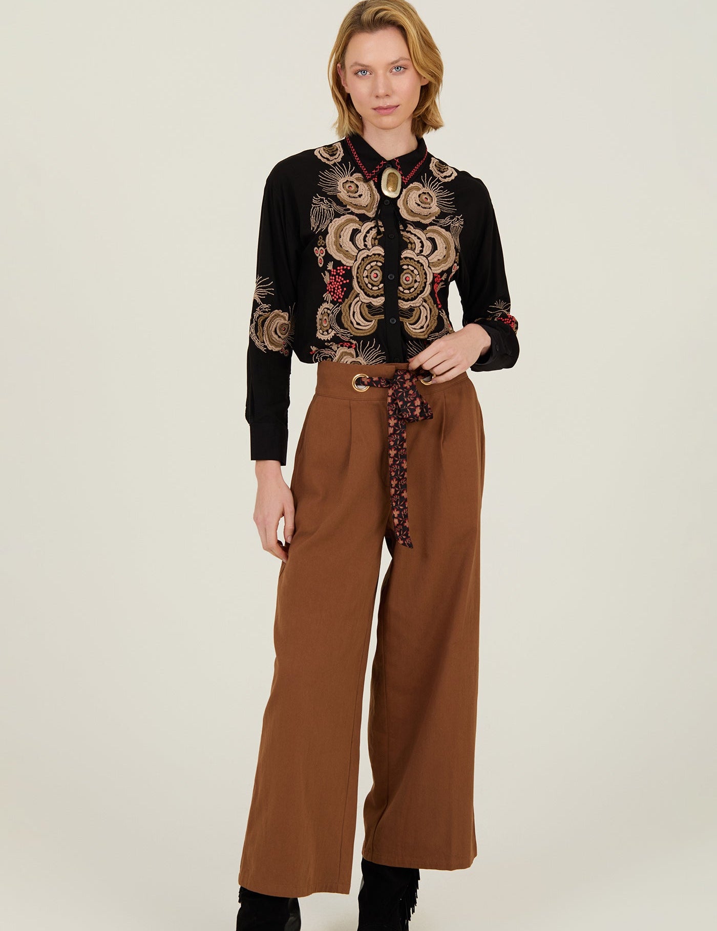 Weite Hose mit Bindegürtel und Ösen - Blossom Hair & Fashion