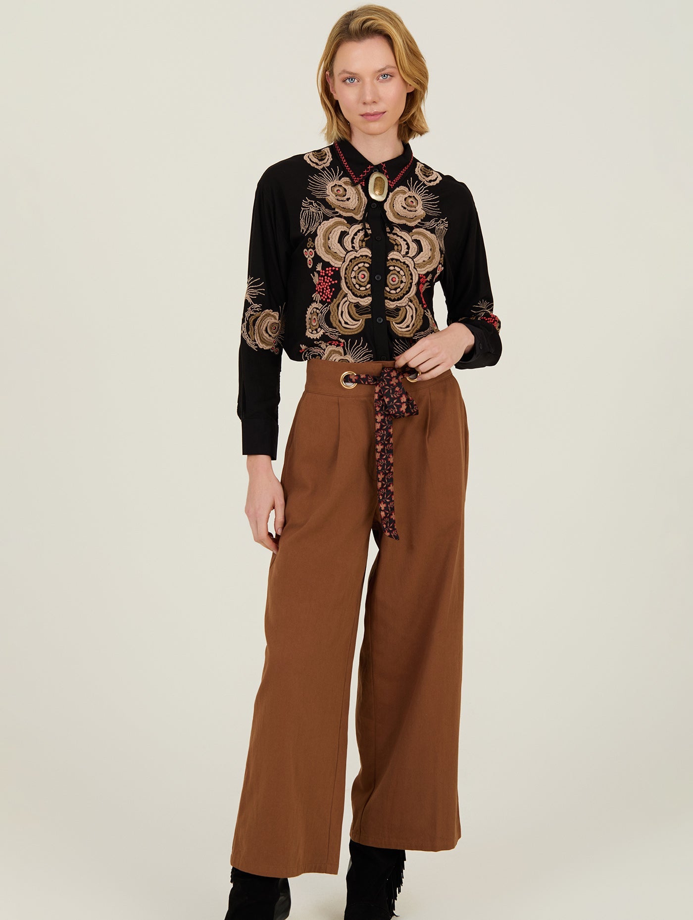 Weite Hose mit Bindegürtel und Ösen - Blossom Hair & Fashion