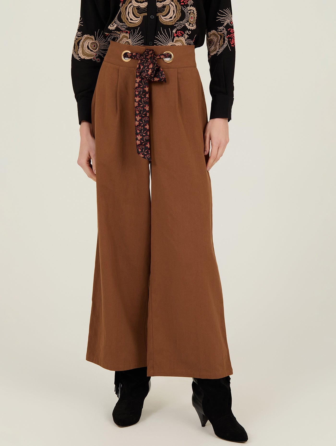 Weite Hose mit Bindegürtel und Ösen - Blossom Hair & Fashion